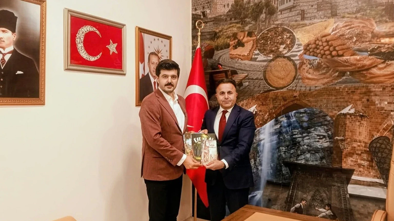 Orman Bakanlığı Bakan Danışmanı Ali Osman Özdemir, Erzurum İl Kültür ve Turizm Müdürlüğü’nü ziyaret edip çocuk kitaplarını İl Müdürü Ahmet Yer’e hediye etti haber görseli