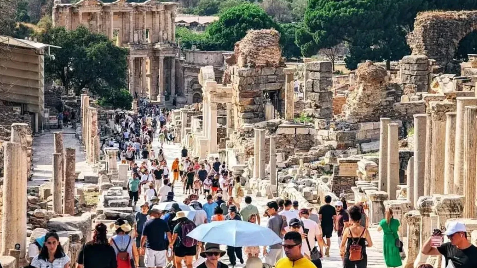 İzmir’in 47 bin ziyaretçisi azaldı haber görseli