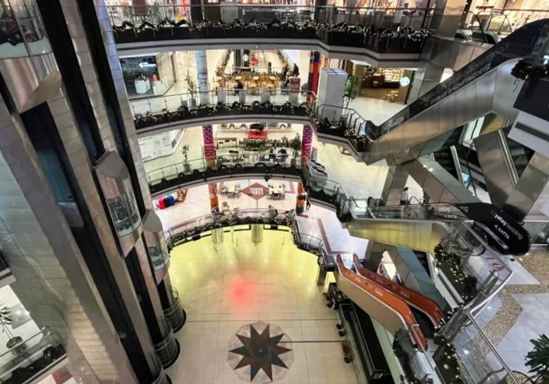 AVM cirolarında reel daralma: Ziyaretçi artıyor, harcama geriliyor haber görseli