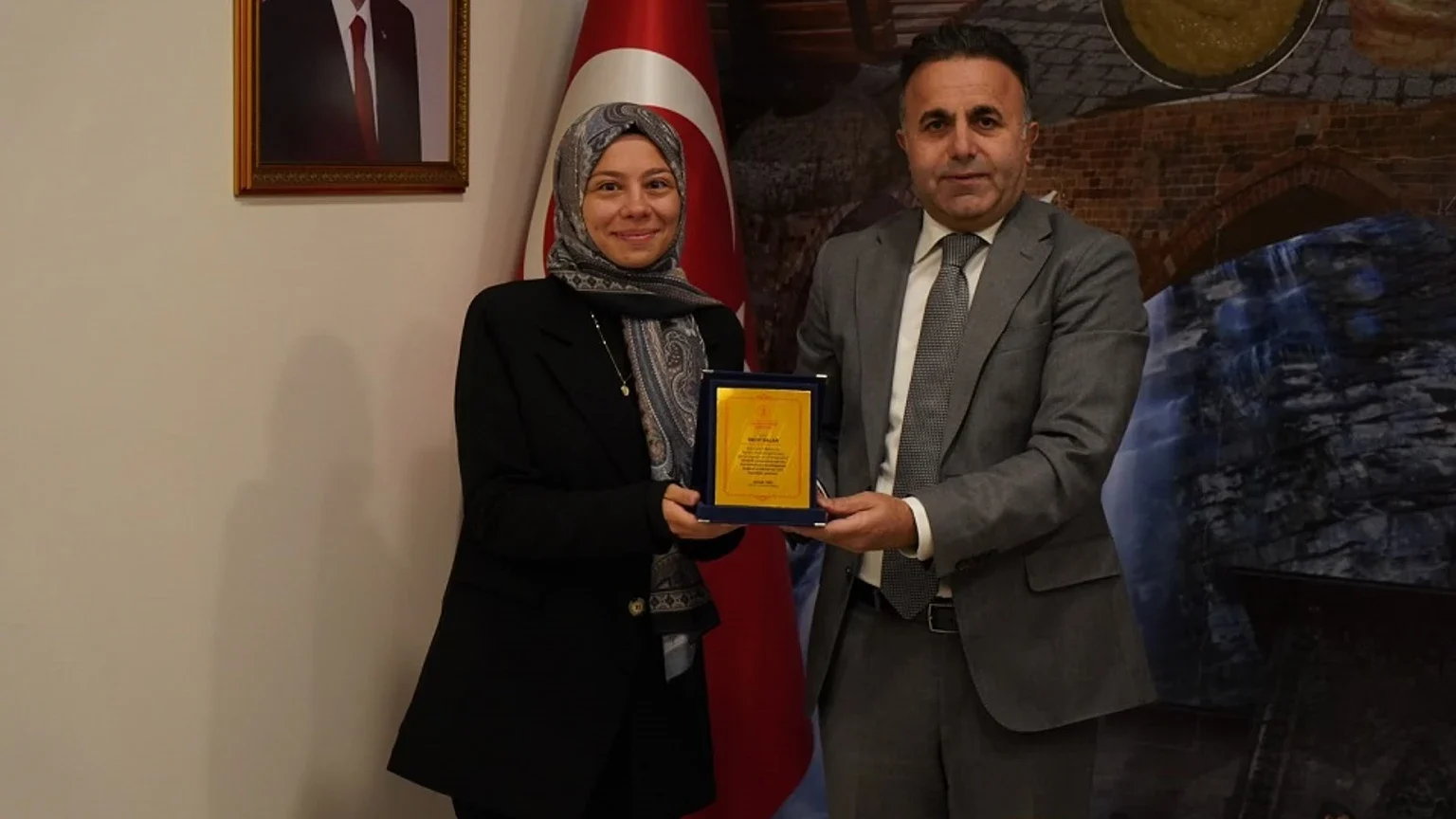 Erzurum İl Kültür ve Turizm Müdürlüğü Müdürü Yer'den Teşekkür Plaketi aldı haber görseli