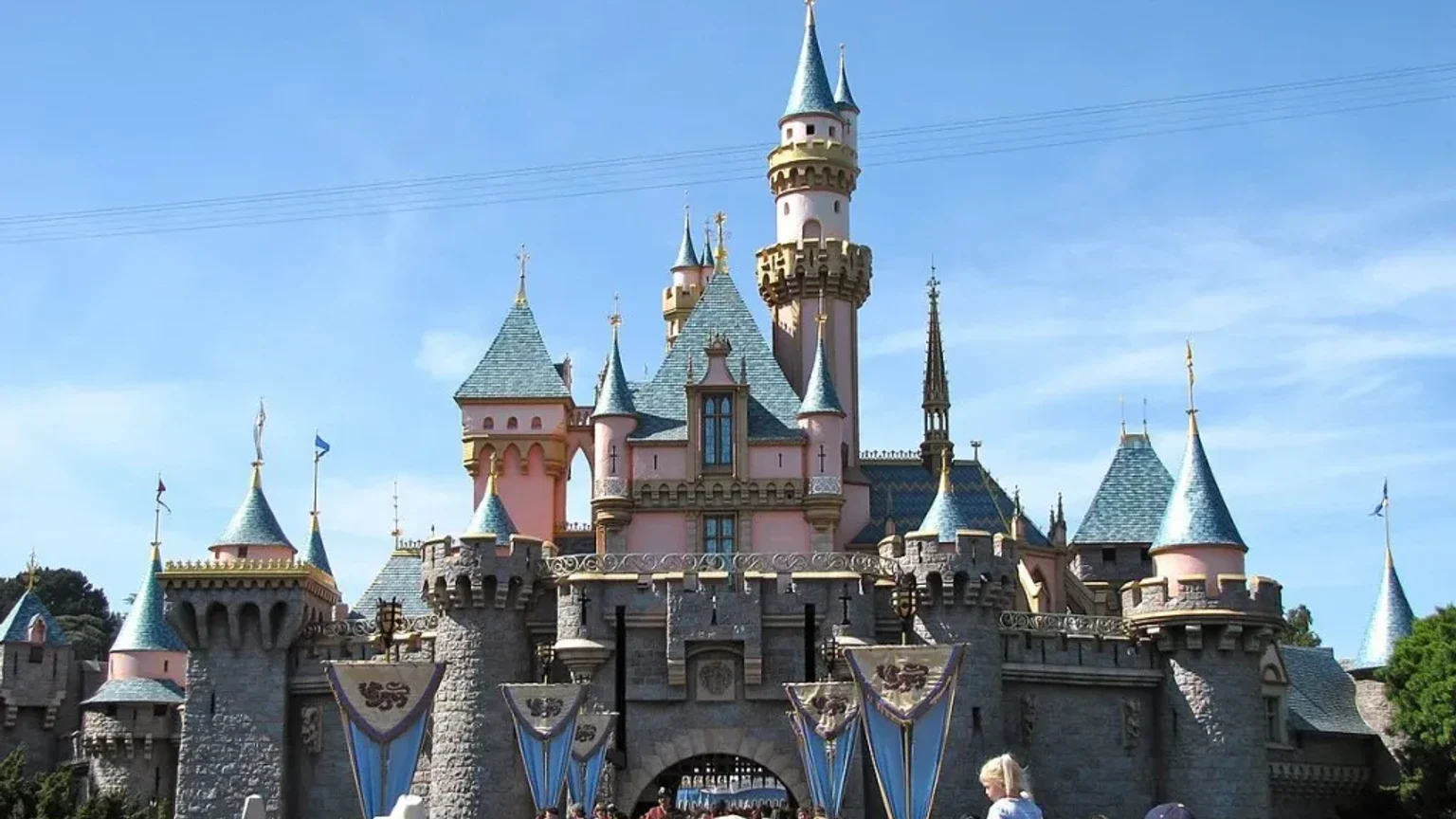 Disney en ucuz bilet fiyatlarını sabit tutarken ek özellik ücretlerini artırdı haber görseli
