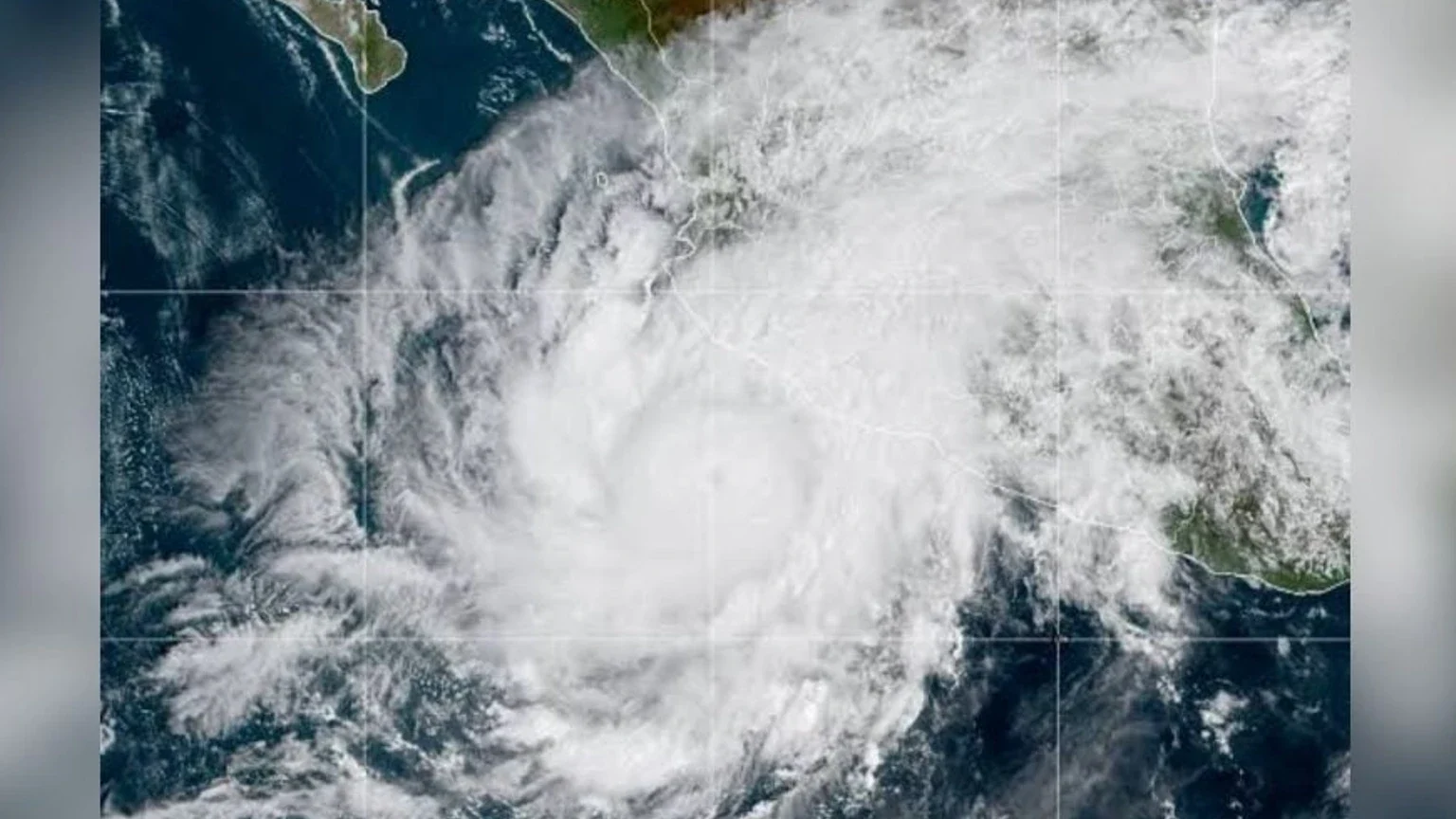 Hurricane Simon Mexico’ın Pasifik turizm bölgelerini tehdit etti haber görseli