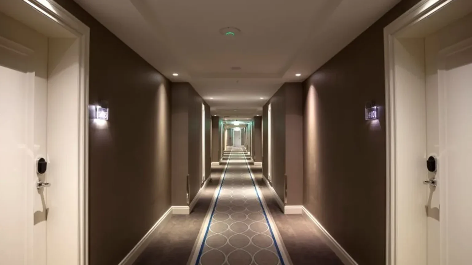 Hotel Dive, artan jüri tazminatları ve sigorta şirketi çıkışlarıyla primlerin yükselmesi üzerine otellerin maliyetleri düşürmek için atabileceği adımları açıkladı haber görseli