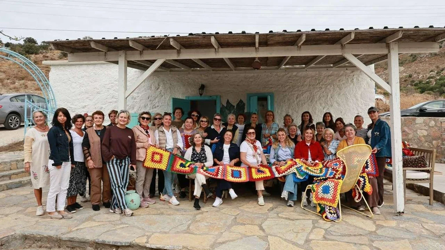Bodrumlu kadınlar sokakları ördü: 1.400 motif bir araya getirildi haber görseli