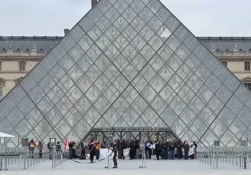 Louvre’a erişim protestocular tarafından engellendi, Paris’te gösteriler müze açılışını aksattı haber görseli