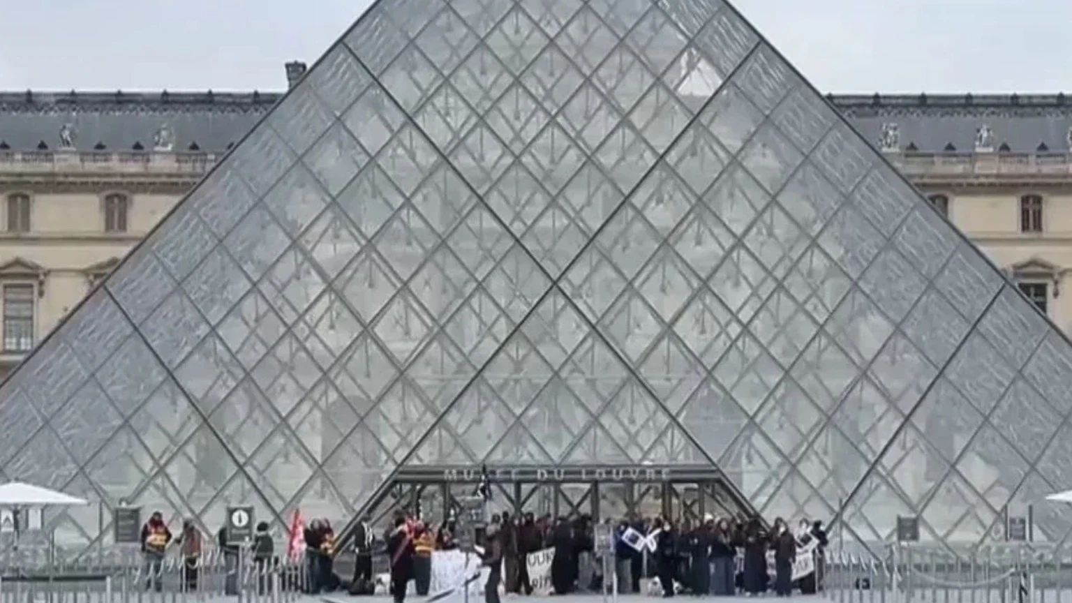 Louvre’a erişim protestocular tarafından engellendi, Paris’te gösteriler müze açılışını aksattı haber görseli