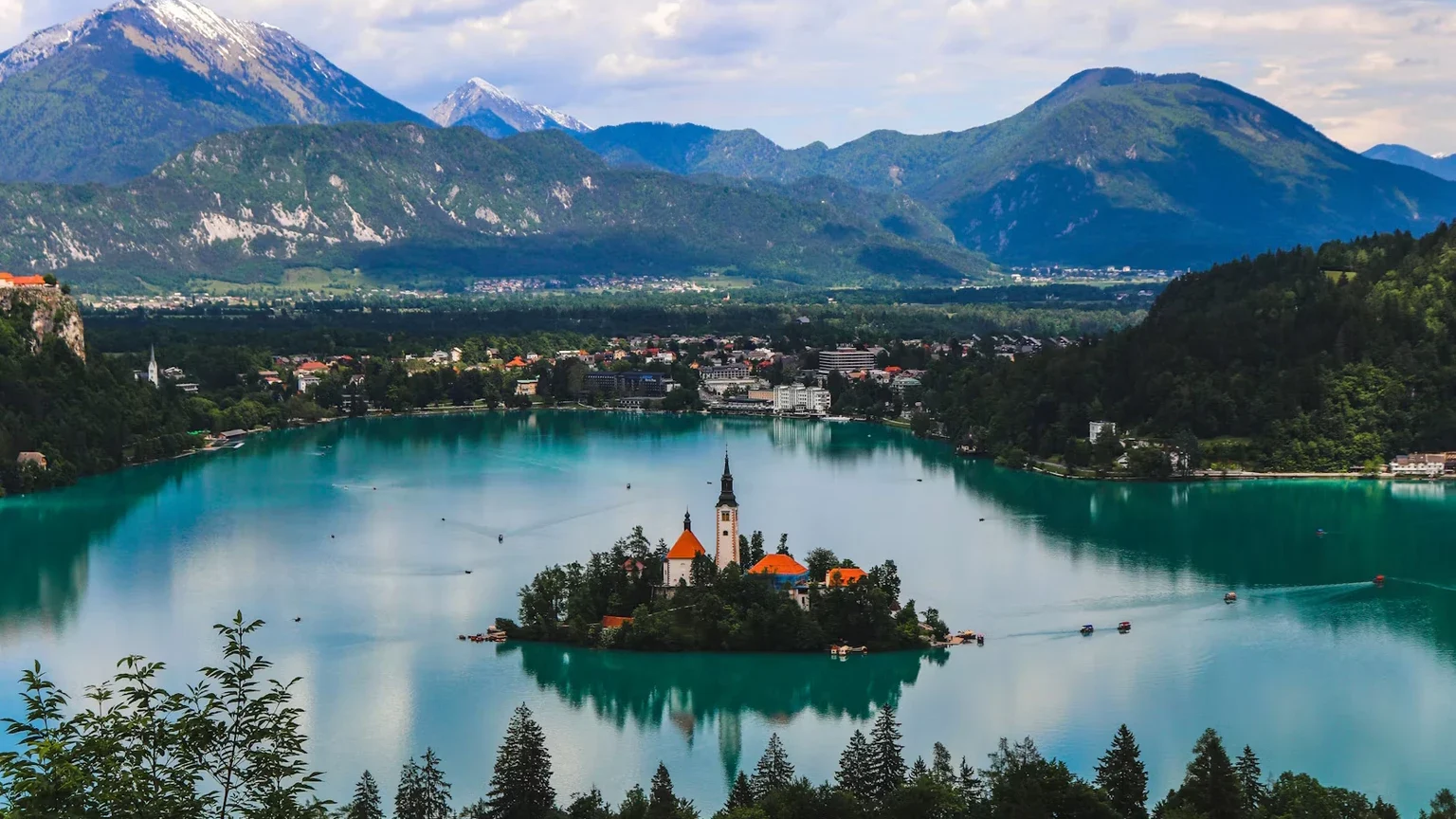 Bled Gölü, Slovenya’da dağ manzaraları ve geleneksel teknileriyle Avrupa’nın en etkileyici doğa rotalarından biri olarak öne çıktı haber görseli