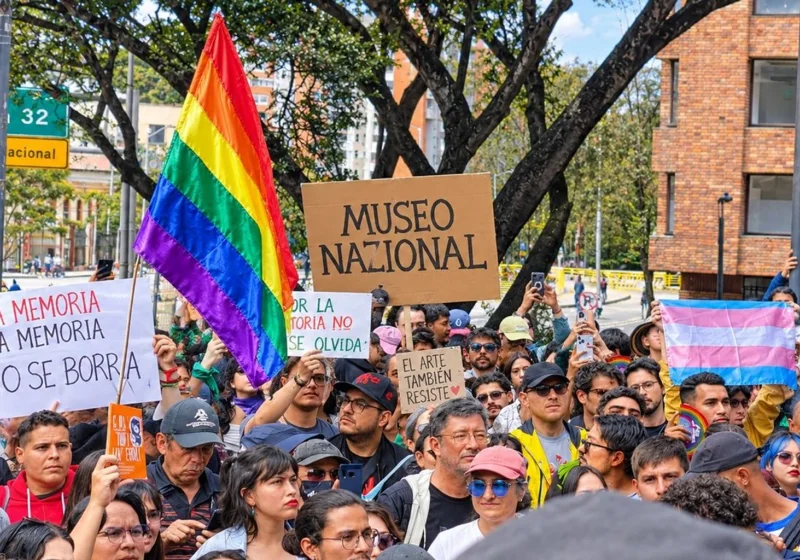 Hundreds, Museo Nacional'dan LGBTQ+ ve feminist eserlerin kaldırılmasını protesto etti; Başkan Abelardo de la Espriella eserlerin indirilmesini emretti haber görseli