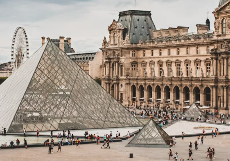 PlumeMag, “Louvre Müzesi Gezi Rehberi: Başyapıtlar, Rotalar ve Sergiler” başlıklı rehberi yayımlandı haber görseli