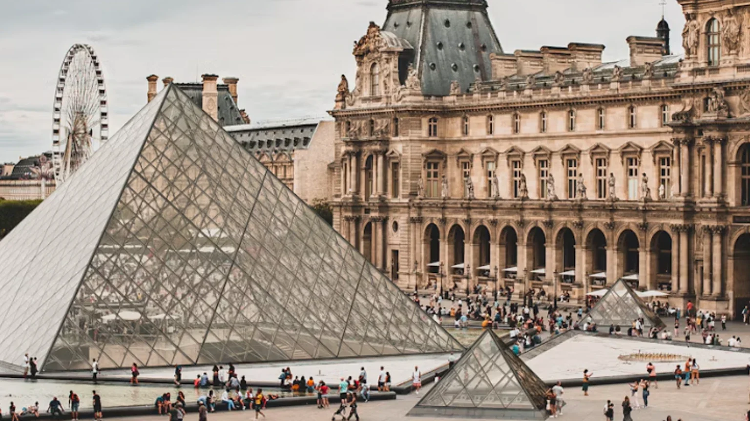 PlumeMag, “Louvre Müzesi Gezi Rehberi: Başyapıtlar, Rotalar ve Sergiler” başlıklı rehberi yayımlandı haber görseli