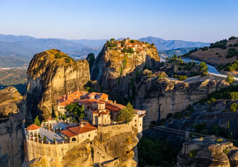 Condé Nast Traveller, Aristotle'in sıkça gittiği sıcak su kaynaklarından Meteora manastırlarına 7 Yunan harikasını tanıttı haber görseli