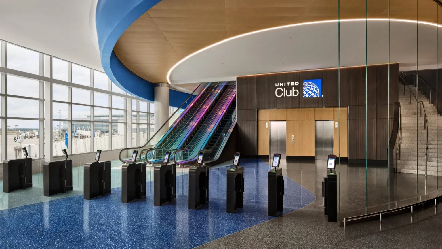 United, Houston Terminal B’de 54.000 metrekarelik yeni lounge’unu açtı; 800 kişilik oturma kapasitesi hedefleniyor haber görseli