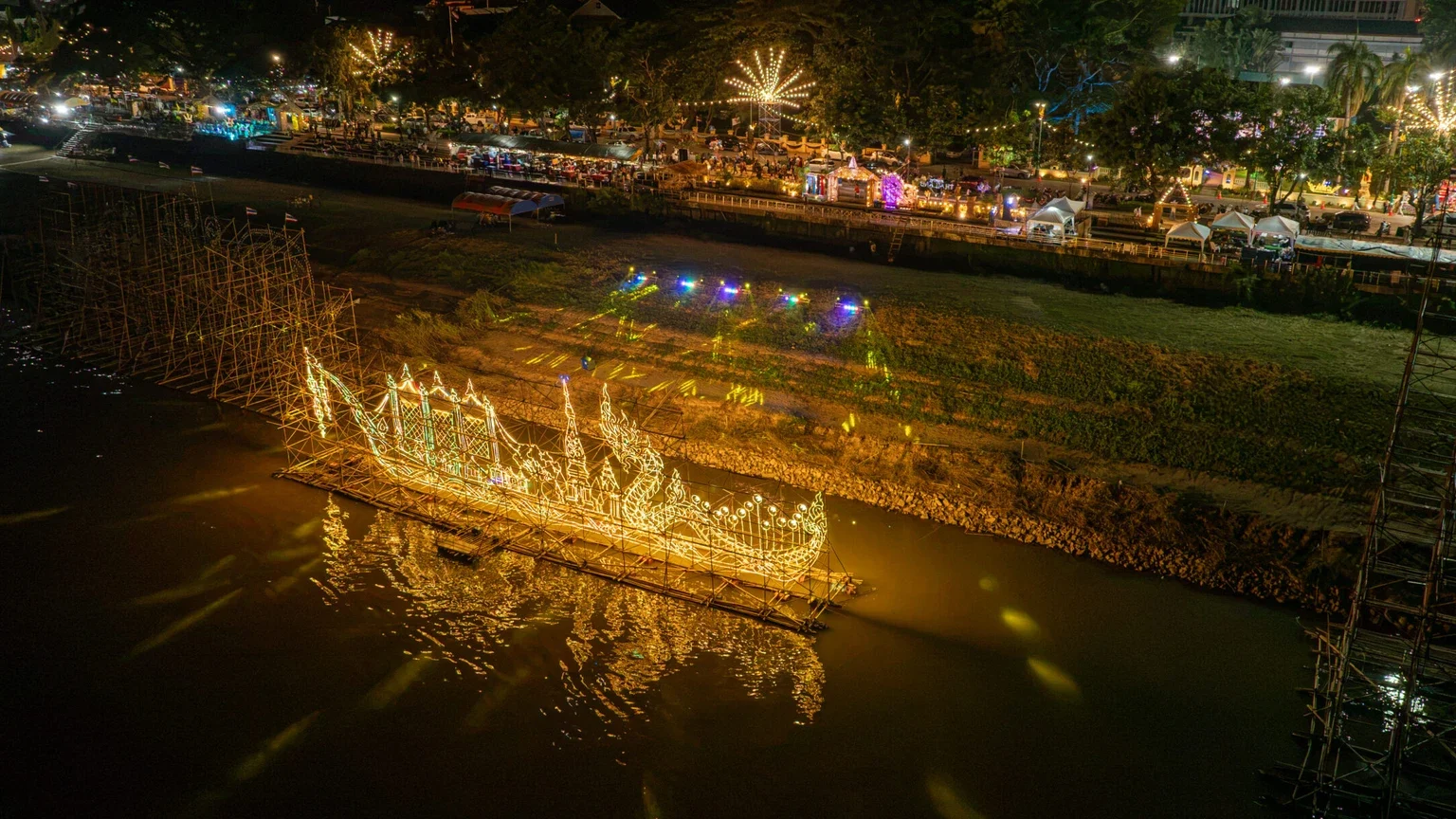 Amazing Mekong by Amazing Thailand, Nakhon Phanom Işıklandırılmış Tekne Geçit Törenini Yükseltti haber görseli