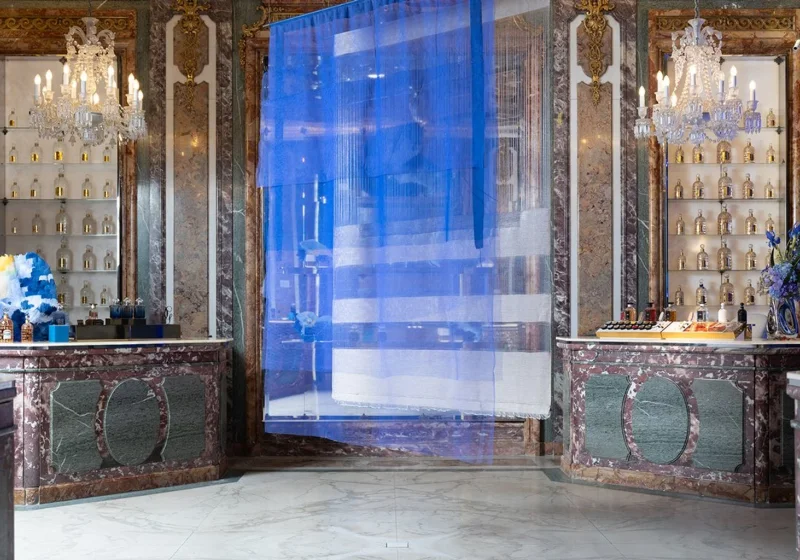 Paris’teki yağmacı gösteriler sürerken Maison Guerlain Champs-Élysées’de James Turrell ve Annette Messager’ın da aralarında olduğu 33 sanatçıyla L'Heure Bleue’ya yanıt veren sergiyi açtı haber görseli