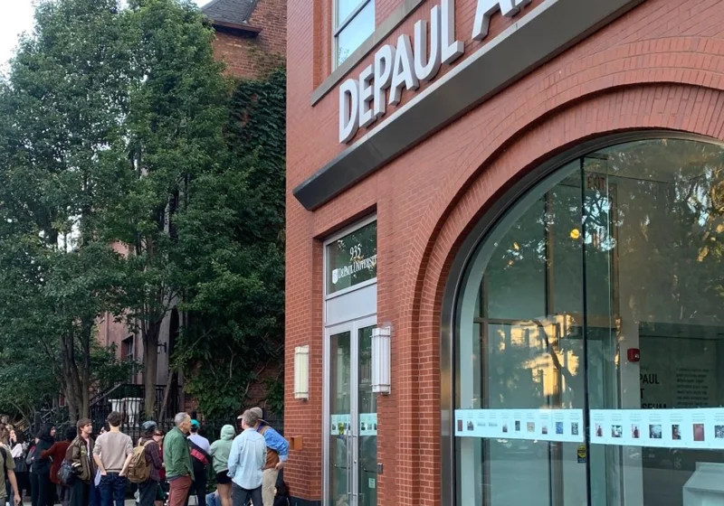 Students, DePaul Sanat Müzesi kapanışı protesto ederek performans sergiledi — müze Haziran’dan beri halka kapalı haber görseli