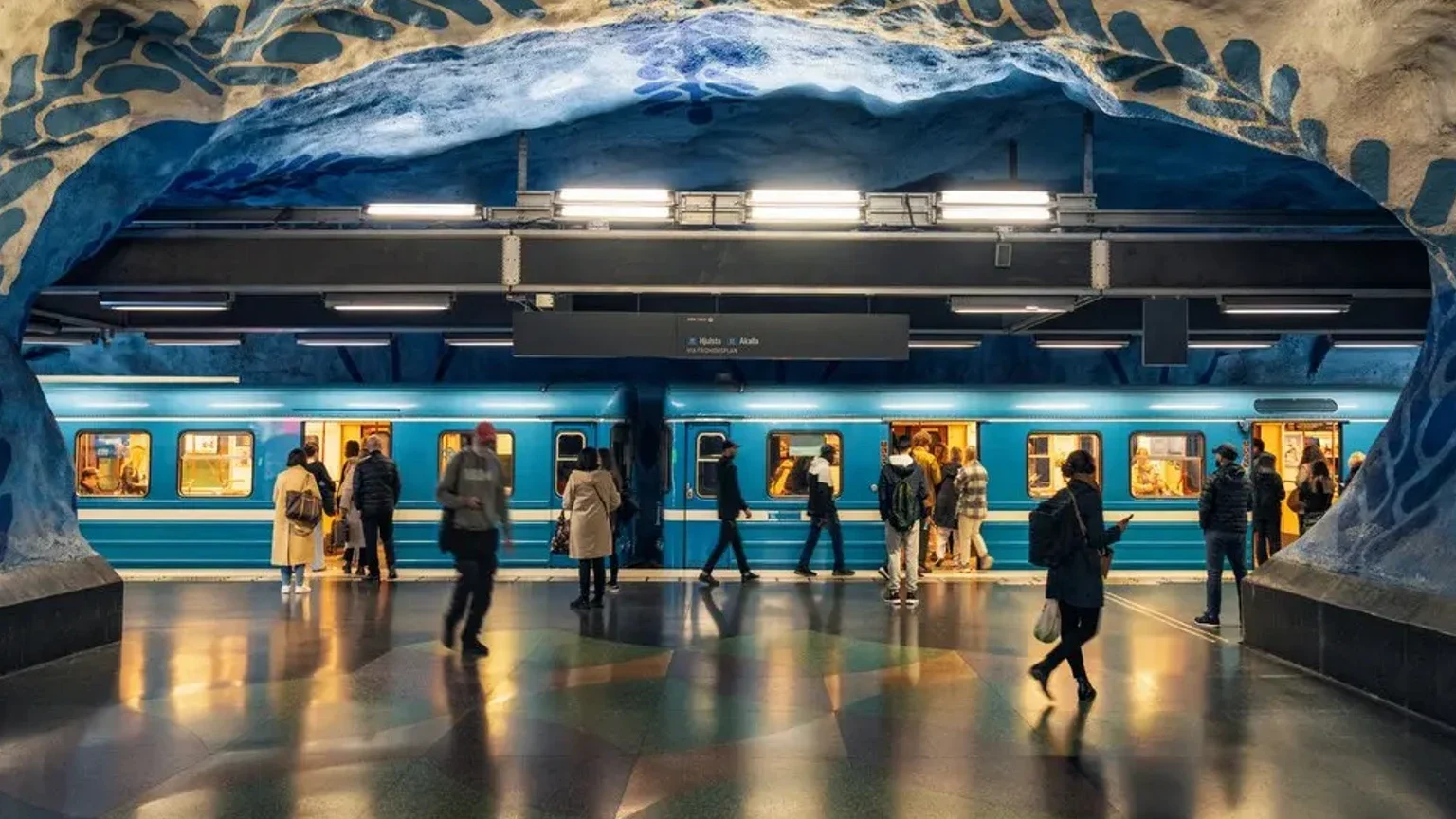 Dünyanın en etkileyici metro istasyonları, yer altında saklı mimari hazineler sunuyor haber görseli