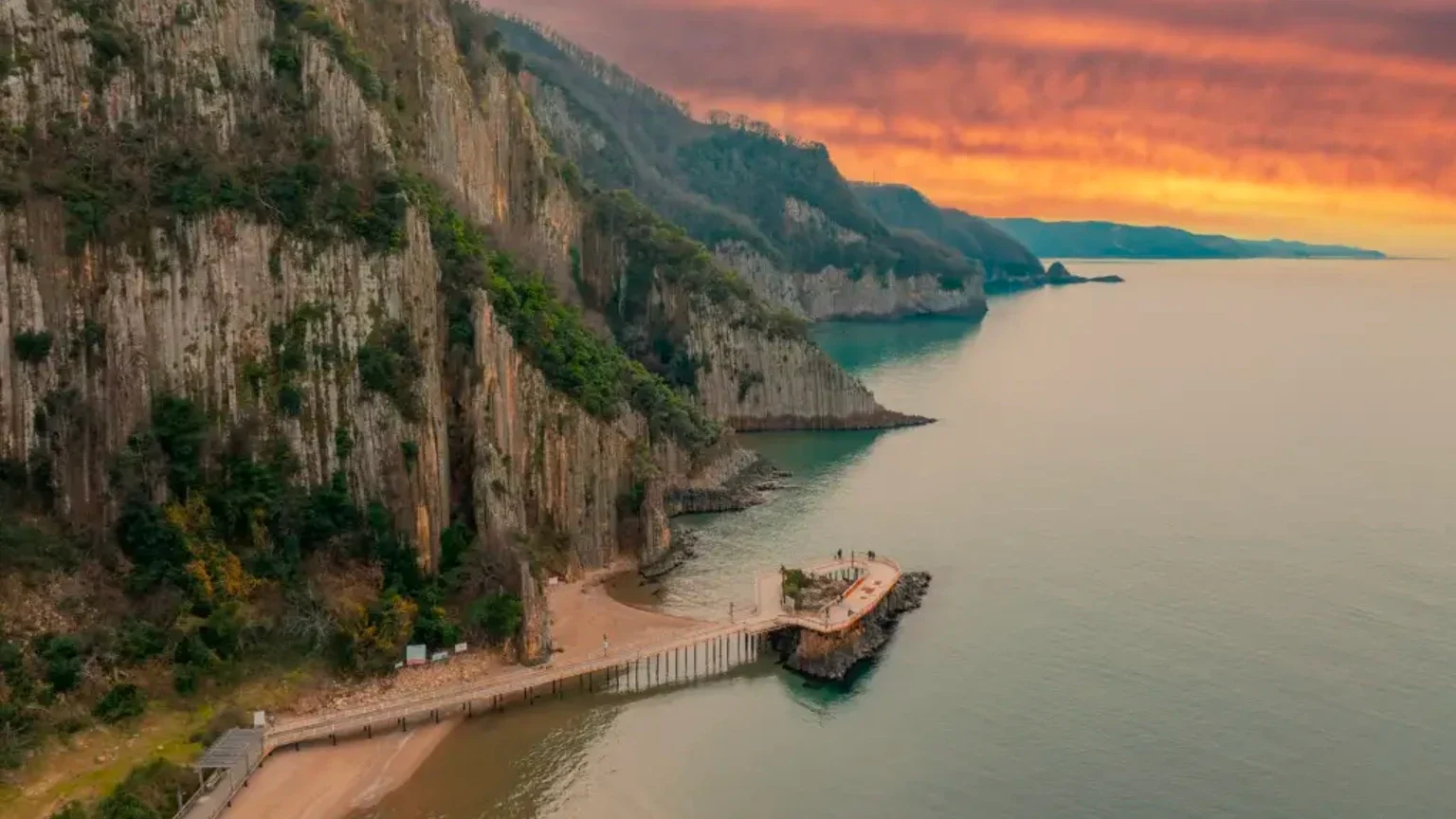 Güzelcehisar Lav Sütunları Bartın’ın Karadeniz kıyısında bazalt sütunlarıyla dikkat çekti haber görseli
