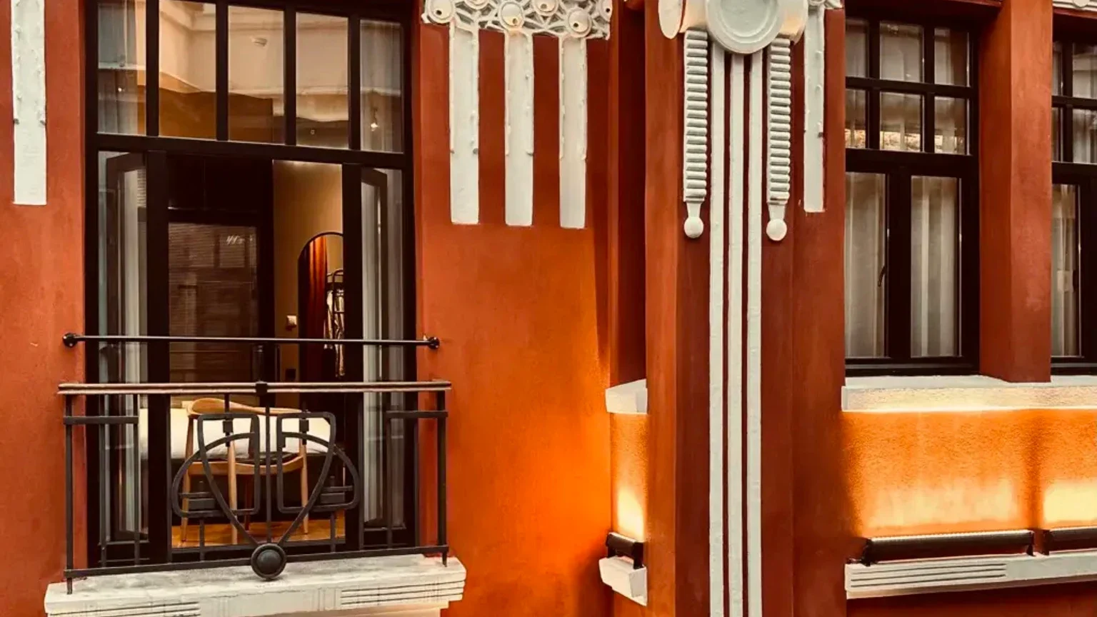 Ruz Hotels Asmalımescit’te tarihî binada sanatla iç içe konaklama imkanı sundu haber görseli