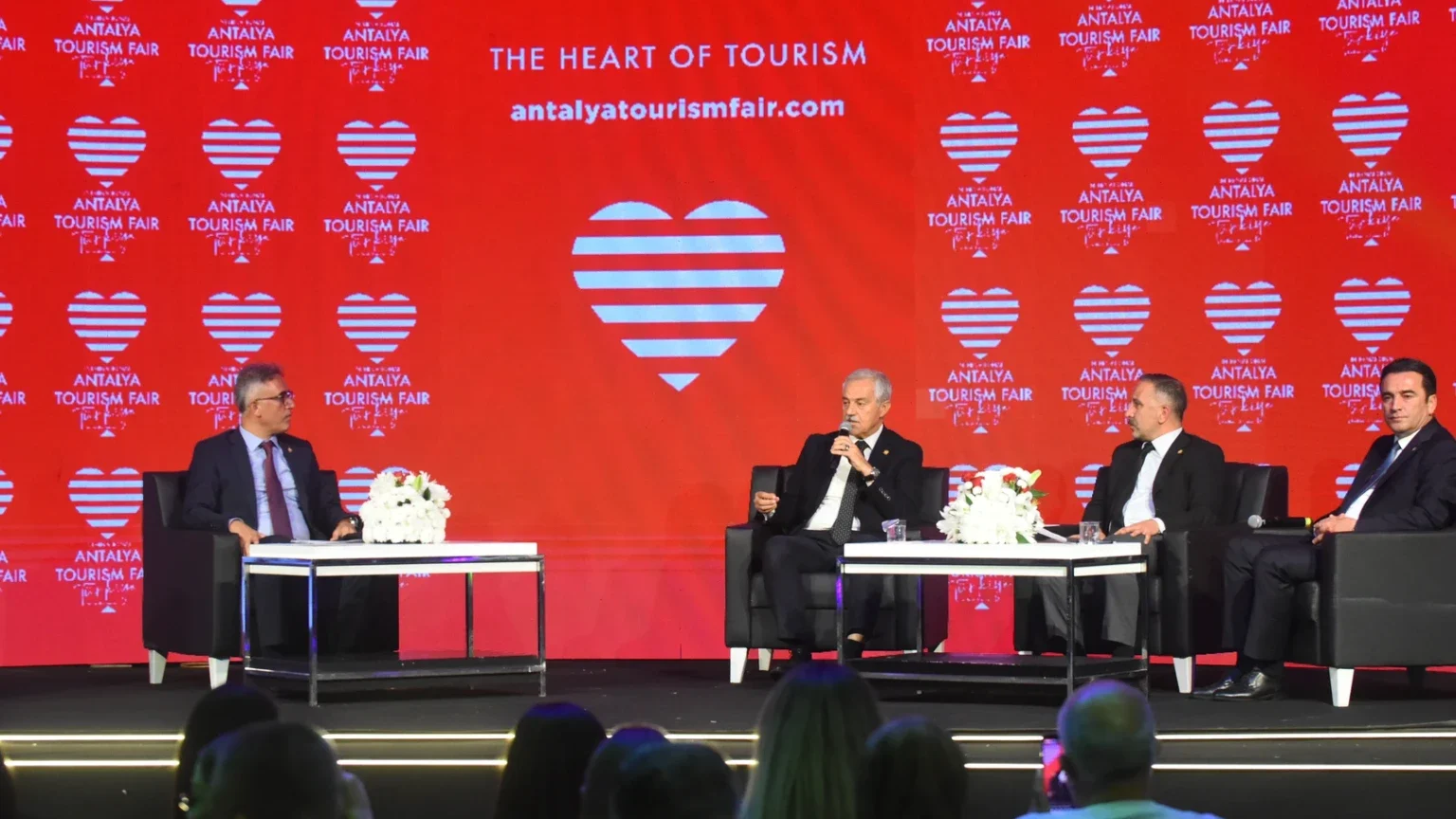 Uluslararası Antalya Turizm Fuarı’nda "Hızlanan Dünyada Sakin Şehirler" oturumu kapsamında Cittaslow hareketi turizme ve yerel ekonomilere katkıyı ele aldı haber görseli