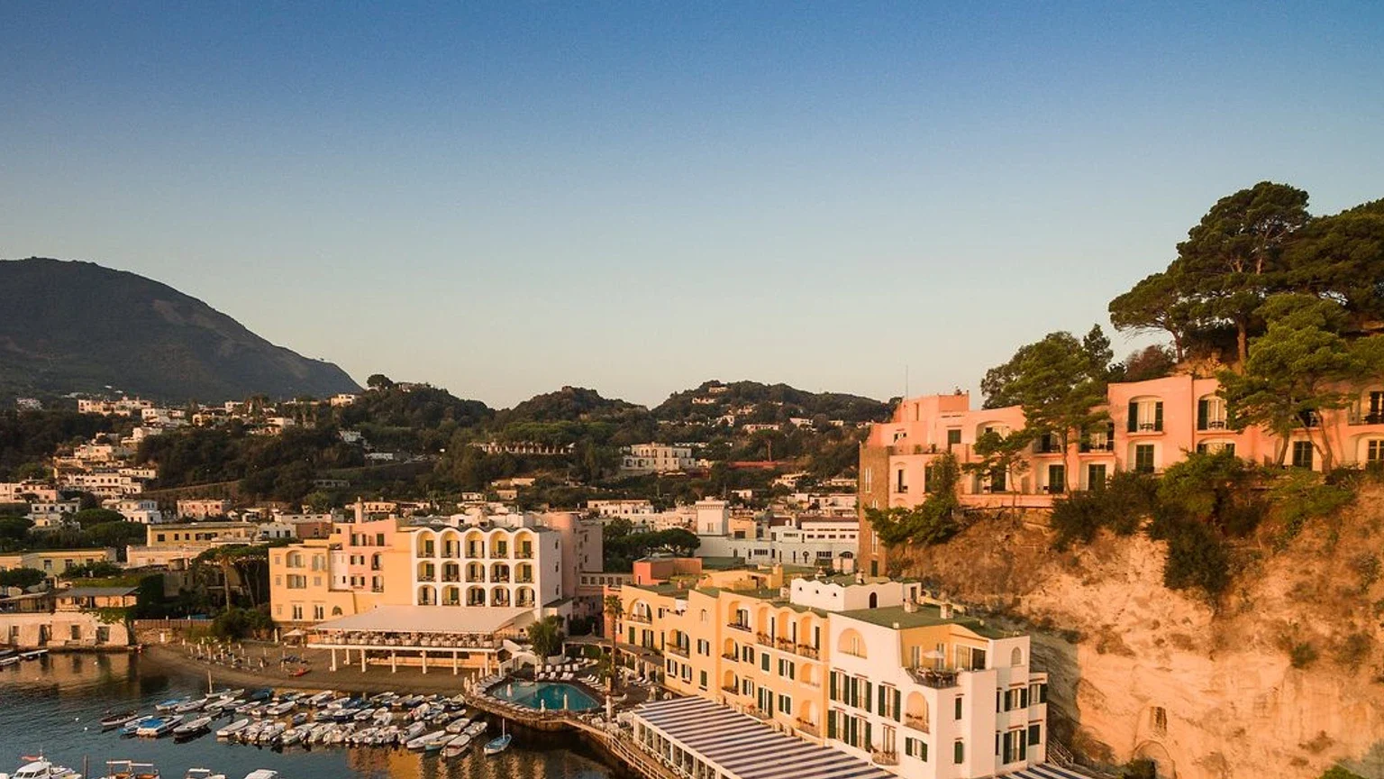 Condé Nast Traveller, Ischia'daki 'la dolce vita'yı yaşatan 8 en iyi oteli seçti haber görseli
