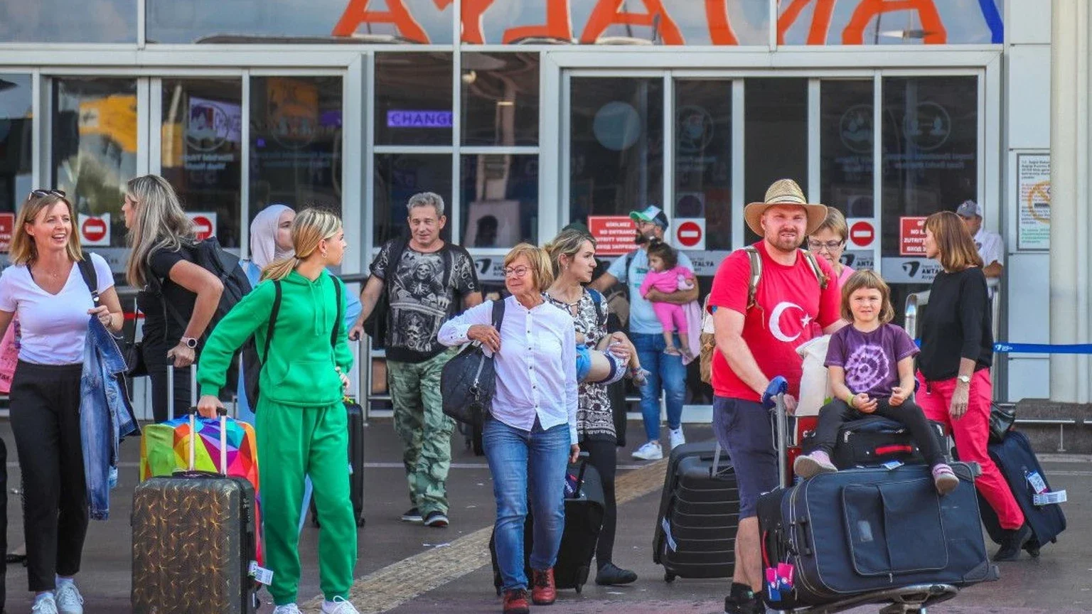 Antalya nüfusunun 5 katı yabancı turist ağırladı haber görseli