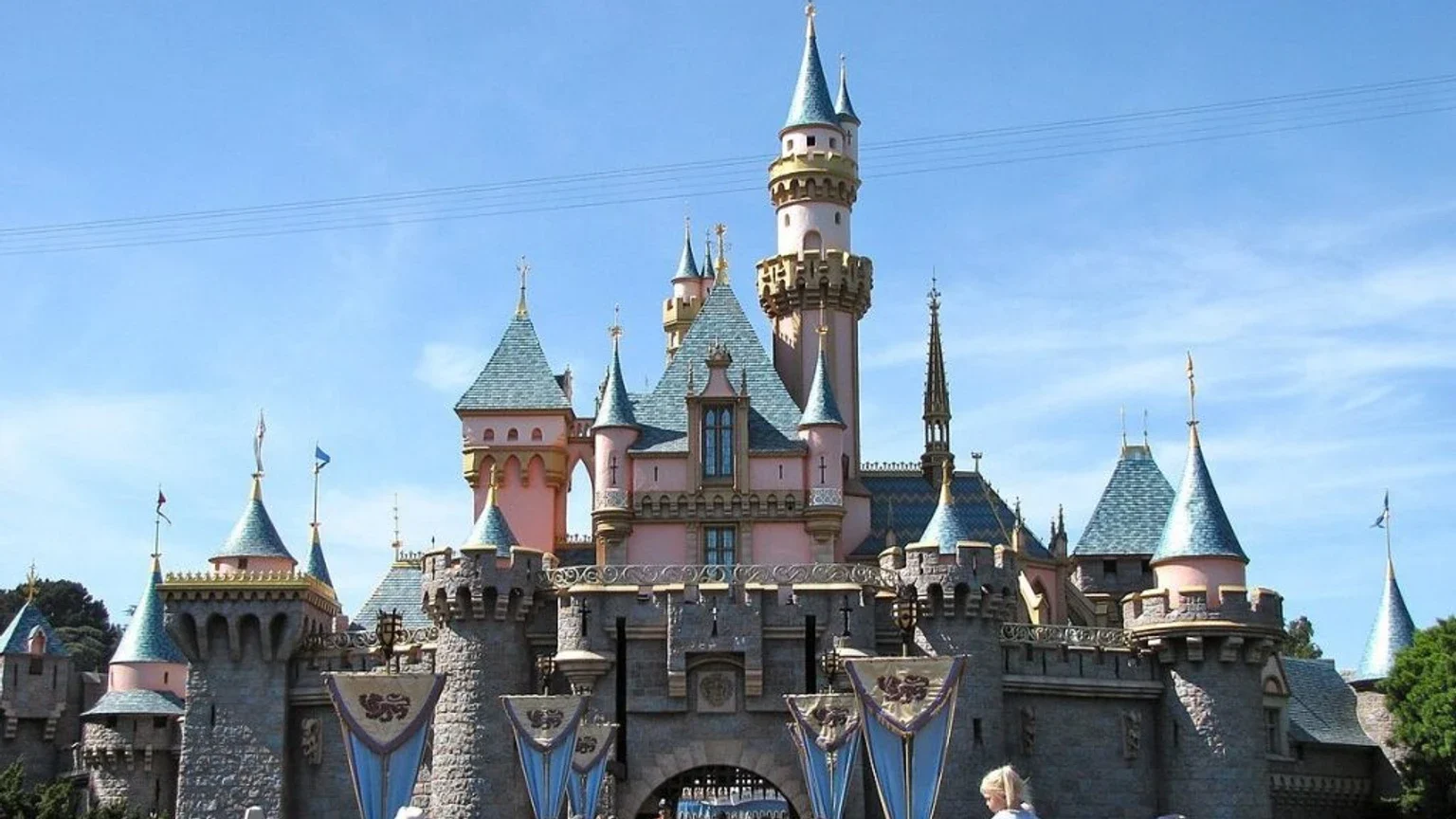 Disney tema parkı bölümünde 100’den fazla işten çıkarma gerçekleştirdi, CEO Josh D’Amaro maliyet azaltımına odaklandığını açıkladı haber görseli